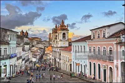 Première capitale du Brésil en 1549, elle a été une plaque tournante pour le commerce des esclaves à cause des grand besoins pour le travail de la canne à sucre.
Le quartier historique du ''petit pilori'' a été inscrit au patrimoine mondial de l'Unesco.
Les maisons multicolores sont une des caractéristiques de la partie historique de la ville, divisée entre la haute et la basse agglomération.