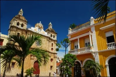Cette ville côtière fut la première capitale de Colombie en 1533. 
On la découvre avec un quartier moderne touristique (Boca Grande) constitué d'hôtels très élevés. 
Mais le plus beau, c'est son centre historique avec ses fortifications et ses bâtiments coloniaux classés par l'Unesco.