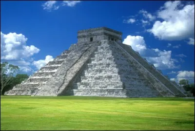 Si vous allez au Yucatán (Cancún), ne manquez pas de visiter cette pyramide en terrasses. 
Les beautés de cet ancien village maya sont reconnues par l'Unesco : on peut aussi y voir des cénotes dont un sacré pour les Mayas, un observatoire astral et un terrain de ''jeu'' de balle sur lequel il n'était pas bon de perdre, surtout pour le capitaine de l'équipe battue.