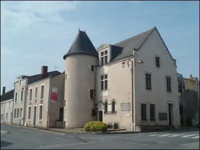 Dans quelle commune française, le musée Joachim du Bellay se trouve-t-il ?