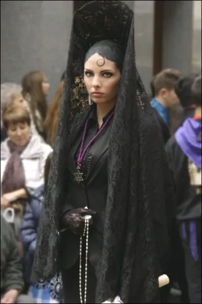 Comment nomme-t-on ce voile que portent les femmes andalouses lors de la semaine sainte en Espagne ?