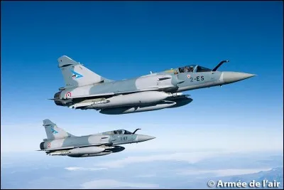 Un avion de combat peut approcher un avion de ligne