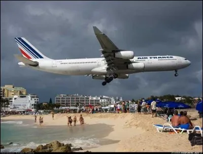 Des atterrissages et des décollages spectaculaires voir dangereux sont courants, voir habituels. Grâce à la photo, pouvez-vous dire où nous sommes ?