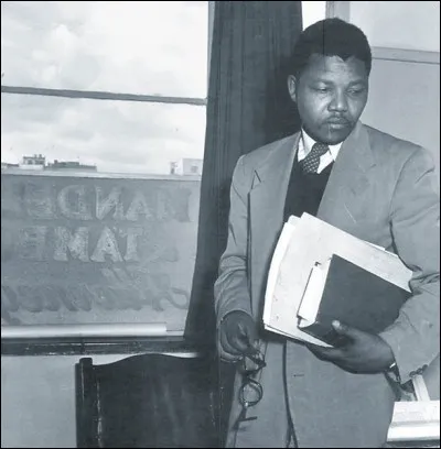 Dans quel domaine a-t-il obtenu un diplôme en 1942 ?