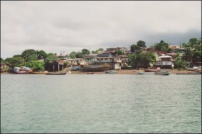 À quel pays est rattaché l'archipel des Perles ?