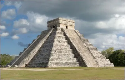 P comme pyramide. La pyramide de Kukulcán est un monument vieux de plus de mille ans, situé aujourd'hui dans l'État de Yucatán au Mexique, à Chichén Itzá. Par quel peuple a-t-elle été construite ?