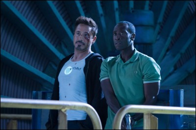 Par quel acteur est joué le lieutenant-colonel James "Rhodey" Rhodes (à la droite de Tony Stark) ?