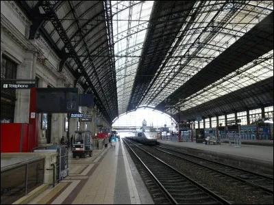 EN 1889 dans quelle ville du sud-ouest construit-on pour la gare Saint-Jean, le hall le plus vaste de l'époque ?