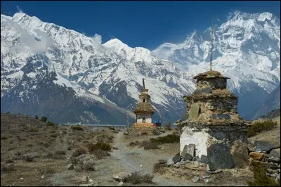 L'abominable Homme des neiges est une légende dans les pays occidentaux ! Mais pourtant de nombreux témoignages d'alpinistes ont installé le doute, traces étranges d'un bipède qui serait géant... Attribuée au yéti, une main momifiée est conservée au Temple de Pangbotchi. Dans quel pays ?