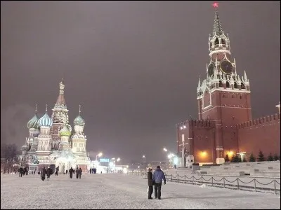 Qui chantait "La Place Rouge était blanche, la neige faisait un tapis" ?