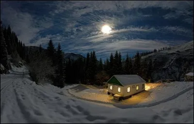 Quel auteur de roman policier a écrit "La neige était sale" ?