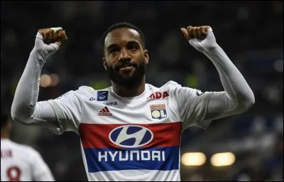 Quel est le montant du transfert du Français Alexandre Lacazette arrivant à Arsenal ?