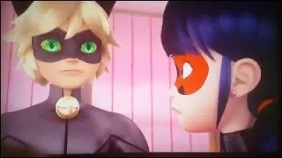 Dans 'Doudou Vilain', sur cette image, que faisait Chat Noir ?