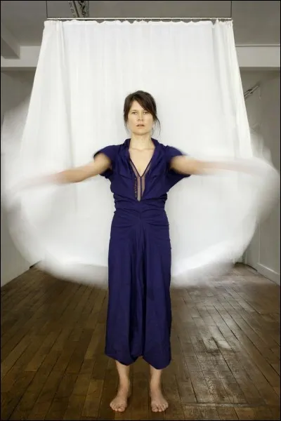 Avec qui Camille a-t-elle chant&eacute; "I Walk Until" en duo ?