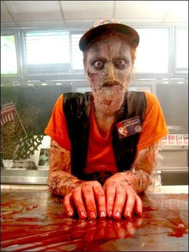 Lloyd Kaufman eut l'ide d'crire Poultrygeist aprs qu'un fast food se soit install  ct des bureaux de Troma, ce qui infesta leurs archives de rats. Le fameux fast food tait un :