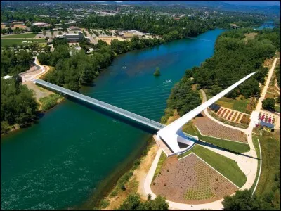 Dans quel pays est &eacute;rig&eacute; le pont cadran solaire Sundial ?