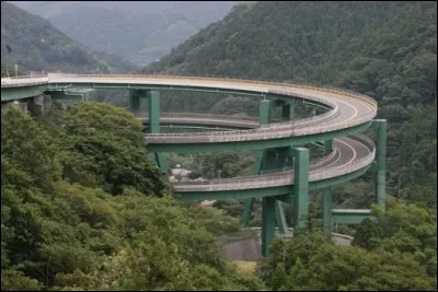 Dans quel pays est &eacute;rig&eacute; le pont circulaire Kawazu Nanadaru ?