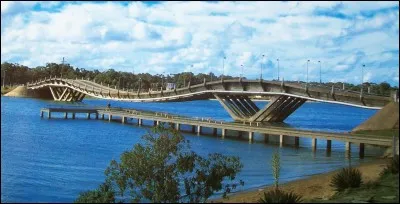 Dans quel pays est &eacute;rig&eacute; le pont Leonel Viera en forme de vague ?