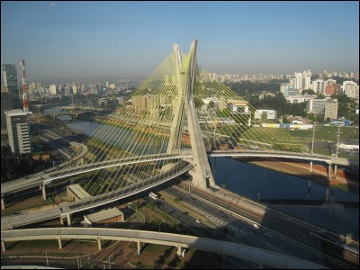 Dans quel pays est érigé le pont Octávio Frias de Oliveira qui possède deux tabliers courbes suspendus ?