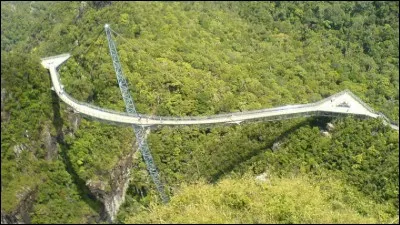 Dans quel pays est &eacute;rig&eacute; le pont suspendu Langkawi Sky ?