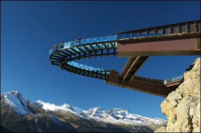Dans quel pays est &eacute;rig&eacute; ce pont qui surplombe le glacier Skywalk ?