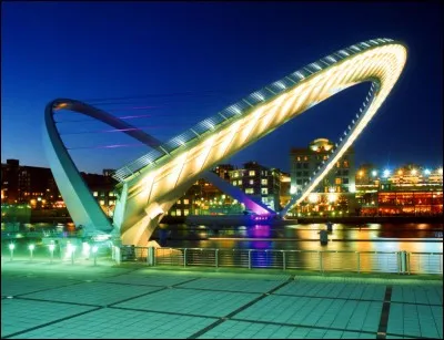 Dans quel pays est &eacute;rig&eacute; le pont mobile du Gateshead Millenium ?