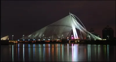 Dans quel pays est &eacute;rig&eacute; le pont Seri Wawasan ?