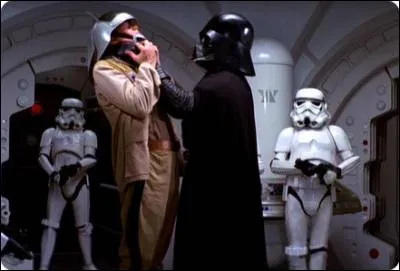 Dans Star Wars 4, après avoir abordé le vaisseau de la Princesse Leia, quel officier Dark Vador étrangle-t-il pour récupérer les plans de l'Étoile de la Mort ?