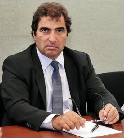 Qui est le président du groupe les Républicains à l'Assemblée nationale ?