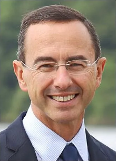 Qui est le président du groupe les Républicains au Sénat ?