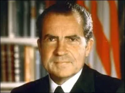 Comment s'appelle le président des États-Unis qui décida de démissionner cette année-là ?