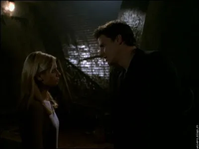 [LES CHIENS DE L'ENFER] Angel annonce à Buffy ....