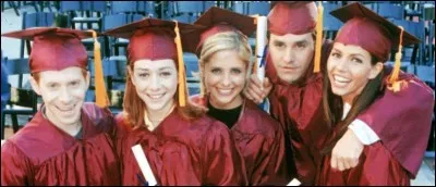 [LA CÉRÉMONIE 2] Giles offre ... à Buffy à la fin de l'épisode