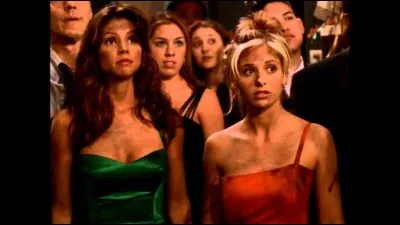 [LE BAL DE FIN D'ANNÉE] Buffy et Cordelia ne font que de se disputer pour être la reine du bal de fin d'année mais elles se font attaquer par des démons/vampires comment les localisent-elles ?
