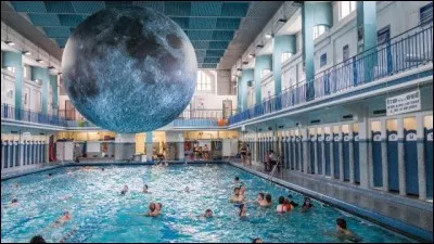La piscine Saint-Georges à Rennes, est classée monument historique depuis 2016. Lors de son inauguration en 1926, l'établissement présentait une innovation de taille. Laquelle ?