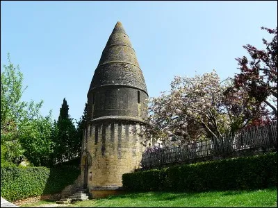 Dans cet édifice situé à Sarlat, on allumait un feu au dernier étage, la lumière passait par les ouvertures du toit conique pour guider ...