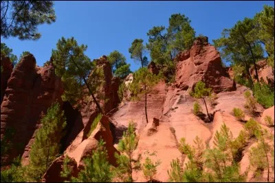 Ce site semi naturel, situé sur la commune de Rustrel, fut exploité jusqu'en 1992. Comment s'appelle-t-il ?