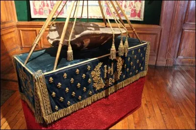 Quel objet étrange, offert par son grand-père, servit de berceau à Henri de Navarre ?