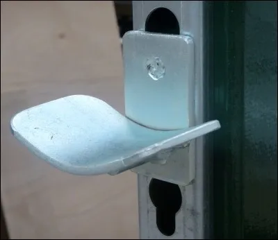 Comment s'appelle le support sur lequel on pose la barre d'obstacle ?