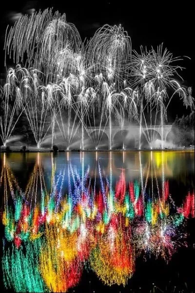 Quelle est cette ville située dans le Gers, qui accueille chaque année un grand festival pyrotechnique ?