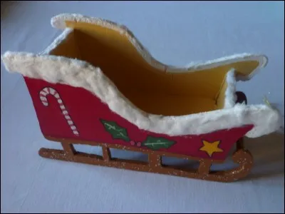 Je suis fait en bois et j'appartiens à quelqu'un de très important à Noël. Que suis-je ?