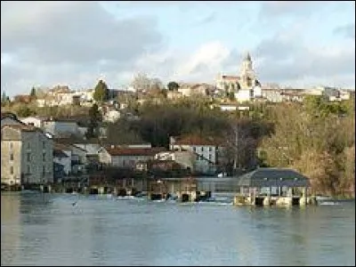 Commune de Nouvelle-Aquitaine, sur la rive droite de la Charente et dans l'arrondissement de Cognac, Saint-Simeux se trouve dans le département ...