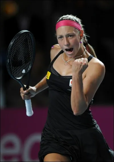 Je suis née à Lierre. Je suis droitière. J'ai un revers à deux mains. J'ai atteint le stade des demi-finales de l'US Open en simple. Mon meilleur classement WTA est 12ème. Qui suis-je ?