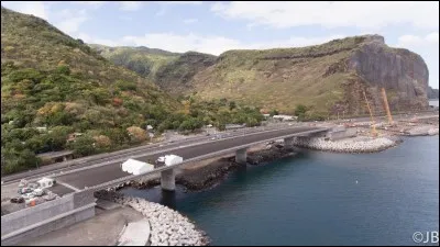 Quel est l'ordre de grandeur de la longueur de la route du Littoral ?