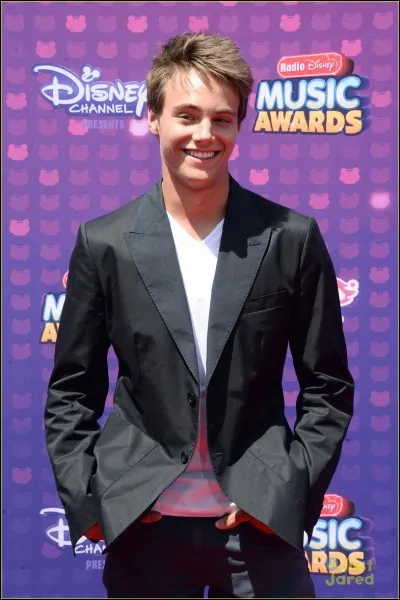 Quel est le prénom de sa soeur jumelle ?