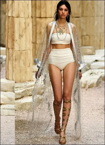 Splendide courtisane athénienne du IIIe siècle avant J. -C, éduquée par Épicure puis en fit sa maitresse. Qui est-elle ?