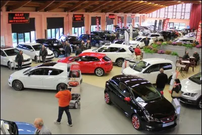 En 2015, à quel Salon international de l'automobile la 488 Spider a-t-elle été exposée pour la première fois ?
