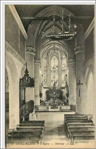 Construite dans une ancienne cité de pêcheurs, l'église Saint-Aubin de Criel (1892) présente encore de nos jours quelques souvenirs de son passé. Sous quelle forme peut-on voir ces vestiges ?