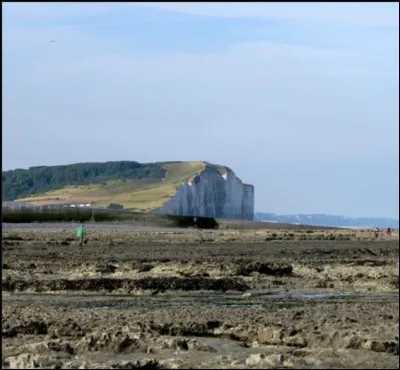 Deux falaises entourent Criel-Plage, à droite le Mont-Huon et à gauche le Mont-Jolibois qui jadis avait un surnom, lequel d'après l'histoire ?