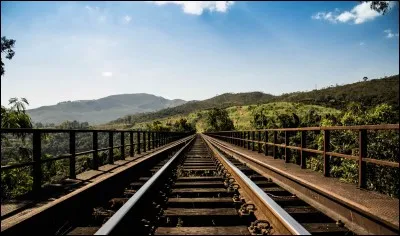 Quand les rails, normalement parallèles, finissent par se souder, c'est au moment où l'on a l'impression qu'ils [...].
